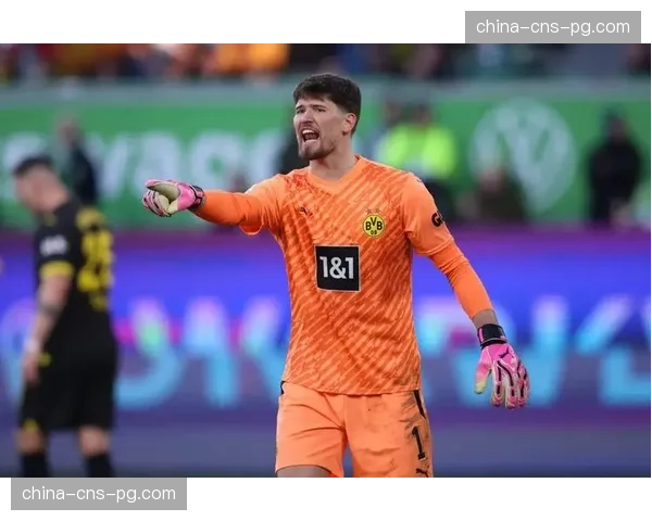 特写:点球决胜时刻,多特蒙德门将科贝尔扑救前与门柱的“对话” 特写:点球决胜时刻,多特蒙德门将科贝尔扑救前与门柱的“对话”